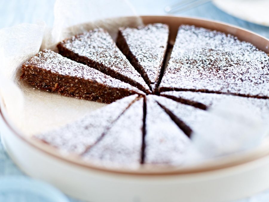 byron bay nutritionist chrissy freer chia date slice